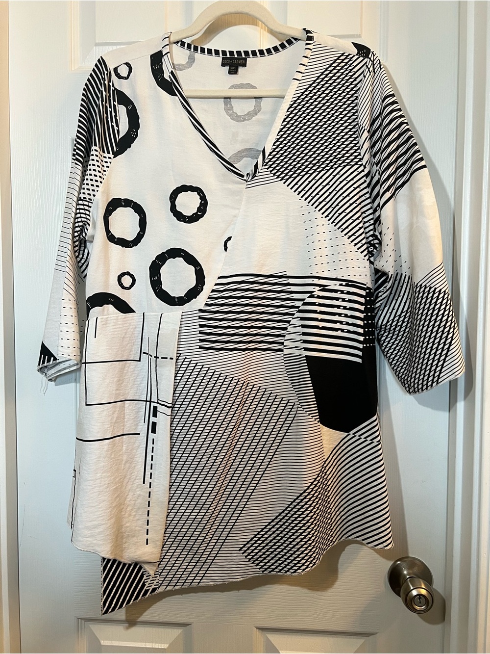 🦋 Coco + Carmen Black & White Geometric V-Neck Tunic size large/xlarge